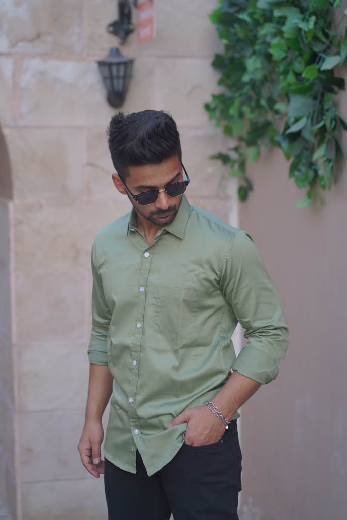 Men Solid Causal Green Shirt