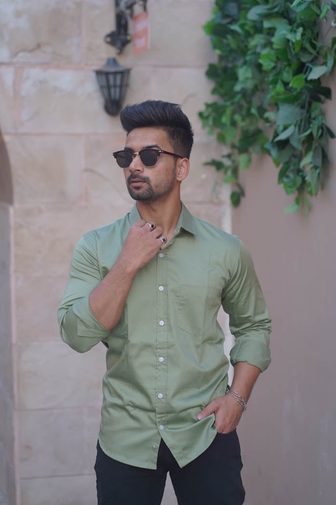 Men Solid Causal Green Shirt