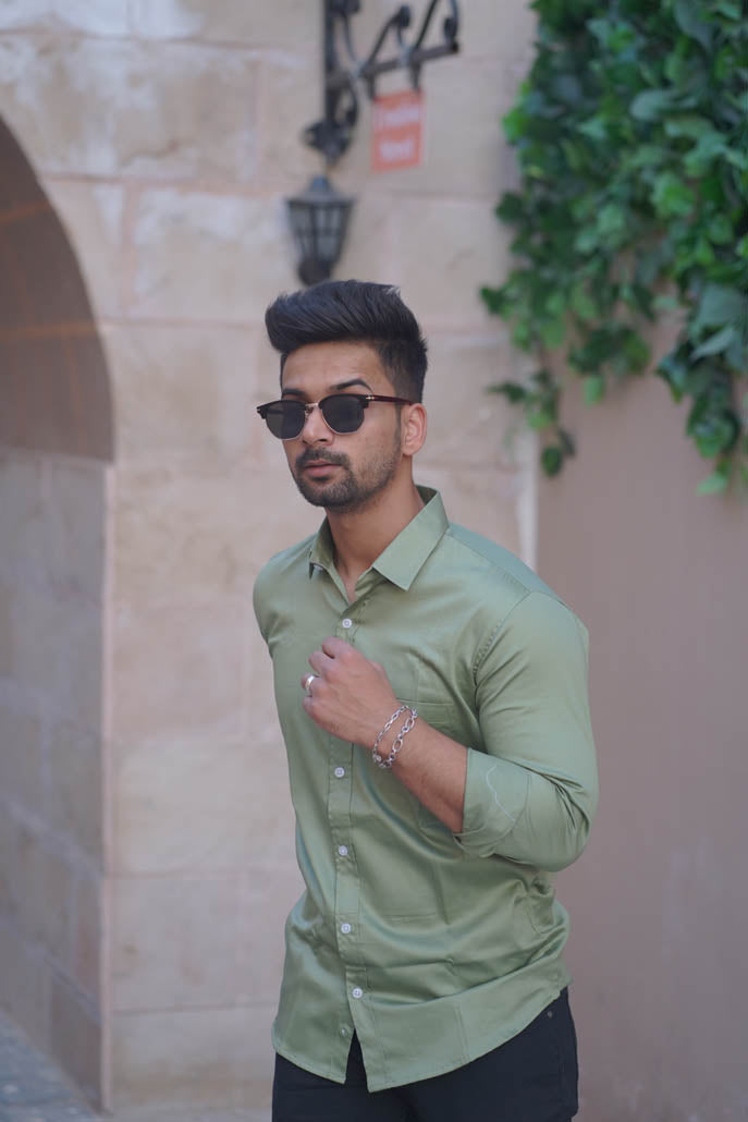 Men Solid Causal Green Shirt