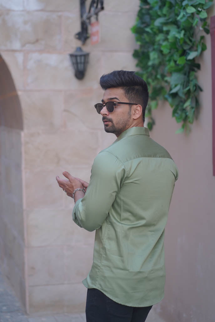 Men Solid Causal Green Shirt